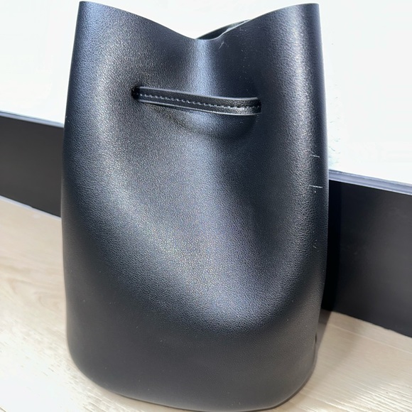Forever 21 Black Bucket Bag, NWT - Picture 4 of 7